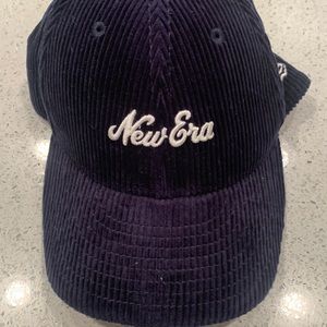 New Era corduroy fitted. Size: 7-1/2”. Navy in color